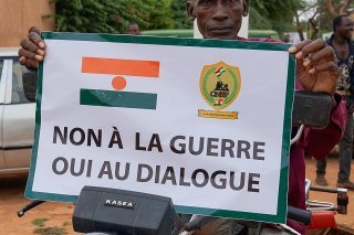 La manifestation intervient au lendemain d'un discours télévisé du nouvel homme fort du Niger, le général Abdourahamane Tiani.